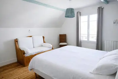 Un ou plusieurs lits dans un hébergement de l'établissement Maison spacieuse au coeur du Centre - Plage à pied