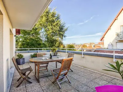 Balcon ou terrasse dans l'établissement Appartement spacieux 70m², piscine, parking, près plage et commerces - FR-1-788-38