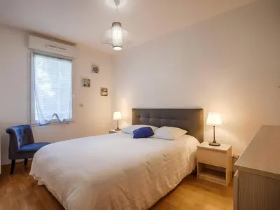 Un ou plusieurs lits dans un hébergement de l'établissement Appartement spacieux 70m², piscine, parking, près plage et commerces - FR-1-788-38