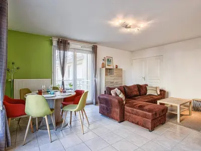 Coin salon dans l'établissement Appartement spacieux 70m², piscine, parking, près plage et commerces - FR-1-788-38