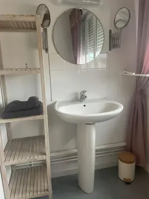 Salle de bains dans l'établissement Appartement 200m de la plage