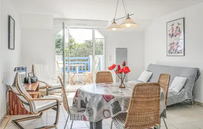 Coin salon dans l'établissement Amazing Apartment In Hauteville-Sur-Mer