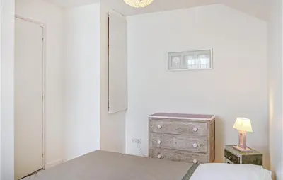 Un ou plusieurs lits dans un hébergement de l'établissement Amazing Apartment In Hauteville-Sur-Mer