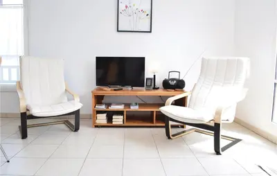 Télévision ou salle de divertissement dans l'établissement Amazing Apartment In Hauteville-Sur-Mer