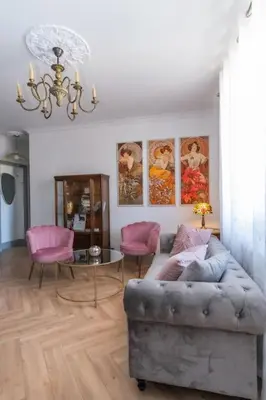 Coin salon dans l'établissement Magnifique appartement 3 étoiles, 2 salles de bain, 2 chambres à coucher, plage, hyper centre, entièrement rénové