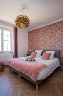 Un ou plusieurs lits dans un hébergement de l'établissement Magnifique appartement 3 étoiles, 2 salles de bain, 2 chambres à coucher, plage, hyper centre, entièrement rénové