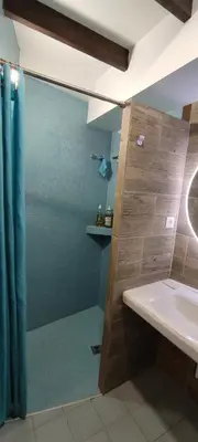 Salle de bains dans l'établissement Le Petit Moulin Rouge, B&B, SDB en-suite, parking privé gratuit