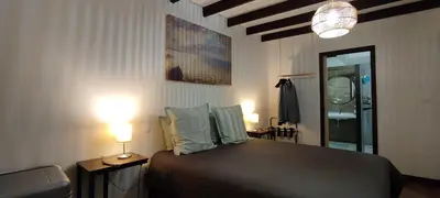 Un ou plusieurs lits dans un hébergement de l'établissement Le Petit Moulin Rouge, B&B, SDB en-suite, parking privé gratuit