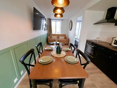 Cuisine ou kitchenette dans l'établissement D-Day Suites
