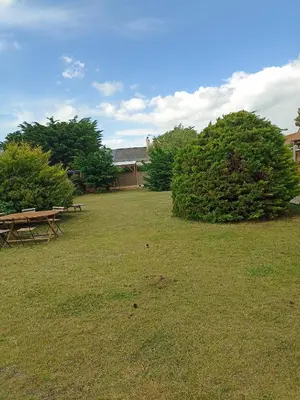 Jardin de l'établissement Petite maison sur terrain clos à 200 m de la plage