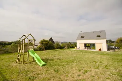 Aire de jeux pour enfants de l'établissement Evasion entre Mer et Campagne avec Babyfoot et terrain de pétanque, 3 chambres, cheminée - Intendance Luxury Host