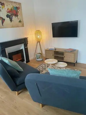Télévision ou salle de divertissement dans l'établissement Superbe appartement proche mont saint michel
