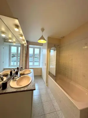 Salle de bains dans l'établissement Gîte spacieux et indépendant à Valognes