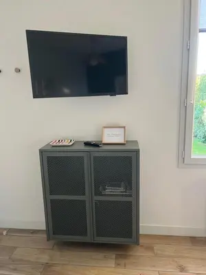 Télévision ou salle de divertissement dans l'établissement Sweat little home close to Sword beach
