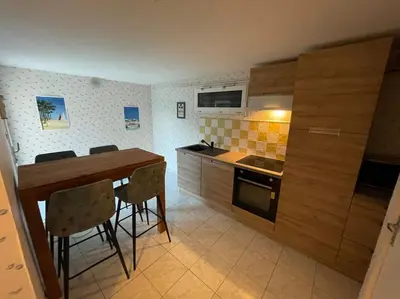 Cuisine ou kitchenette dans l'établissement Appartement RDC avec terrasse