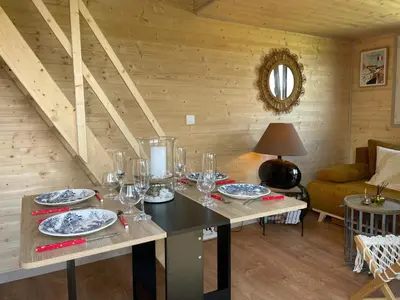 Coin salon dans l'établissement Chalet charmant à Sainte-Marie-du-Mont avec terrasse