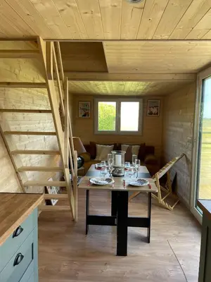 Coin salon dans l'établissement Chalet charmant à Sainte-Marie-du-Mont avec terrasse