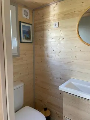Salle de bains dans l'établissement Chalet charmant à Sainte-Marie-du-Mont avec terrasse