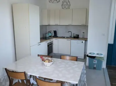 Cuisine ou kitchenette dans l'établissement Charmante maison