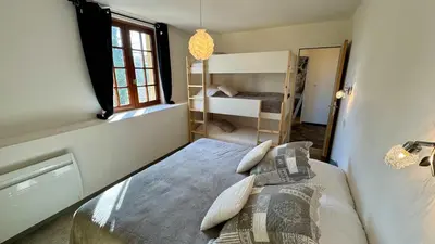Un ou plusieurs lits dans un hébergement de l'établissement La Clef Decamp Chouette & Hibou 30 pers 2 gîtes jacuzzi, billard