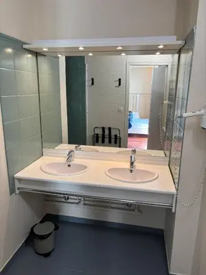 Salle de bains dans l'établissement Chambre Victory