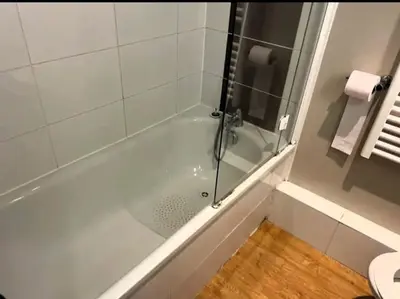 Salle de bains dans l'établissement les oiseaux de la Seulles