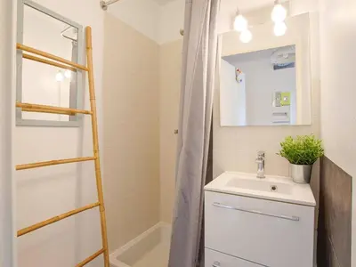 Salle de bains dans l'établissement Appartement à Cabourg avec balcon et parking, proche mer - FR-1-788-41