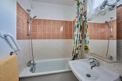 Salle de bains dans l'établissement L'Escale du Cap Horn - Appt 4p à 1km de la mer