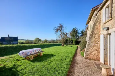 Jardin de l'établissement La Ferme de la Chapelle Saint-Roch - Maison de 190 m2