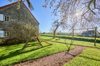 Jardin de l'établissement La Ferme de la Chapelle Saint-Roch - Maison de 190 m2