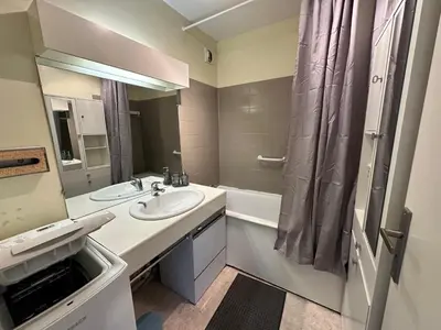Salle de bains dans l'établissement Les Marines-Vue mer & plage Cabourg