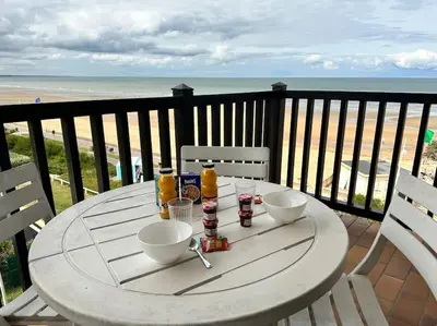 Balcon ou terrasse dans l'établissement Les Marines-Vue mer & plage Cabourg