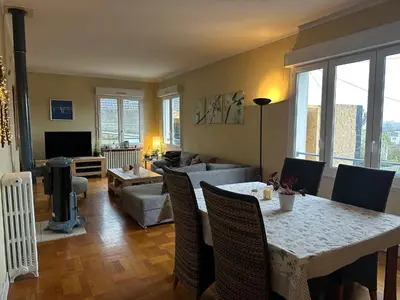 Télévision ou salle de divertissement dans l'établissement Maison de centre-ville au calme avec jardin et parkings