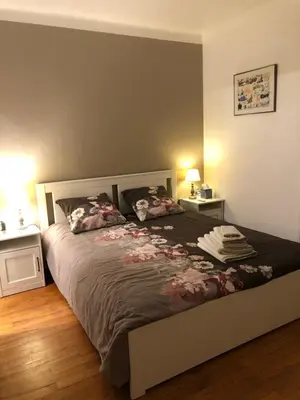 Un ou plusieurs lits dans un hébergement de l'établissement Maison de centre-ville au calme avec jardin et parkings