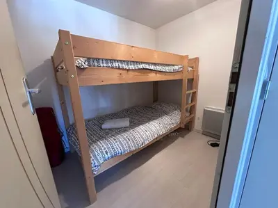 Un ou plusieurs lits dans un hébergement de l'établissement Les Lofts vue Port Guillaume