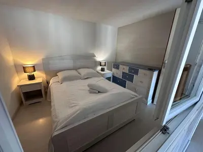 Un ou plusieurs lits dans un hébergement de l'établissement Les Lofts vue Port Guillaume