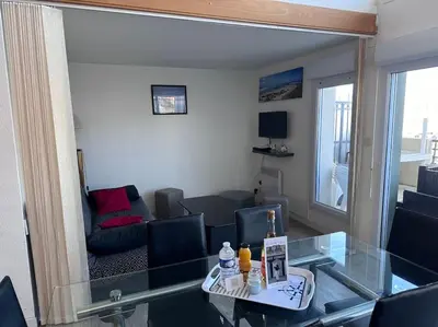 Télévision ou salle de divertissement dans l'établissement Les Lofts vue Port Guillaume