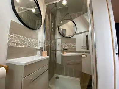 Salle de bains dans l'établissement Armonid au coeur de Cabourg