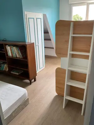 Bibliothèque dans la maison de vacances