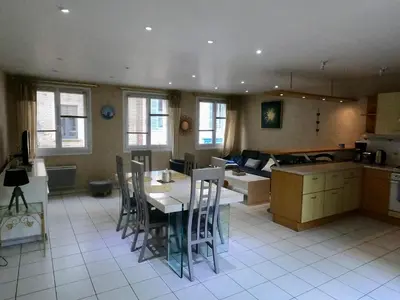 Cuisine ou kitchenette dans l'établissement Appartement sur le port de Saint-Vaast-la-Hougue