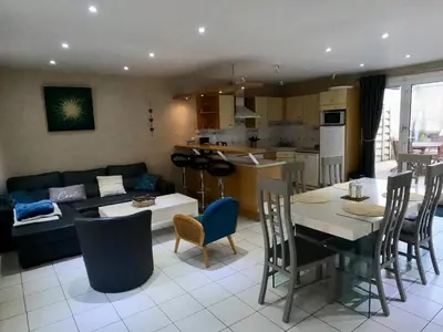 Cuisine ou kitchenette dans l'établissement Appartement sur le port de Saint-Vaast-la-Hougue
