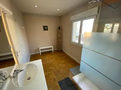 Salle de bains dans l'établissement Appartement sur le port de Saint-Vaast-la-Hougue
