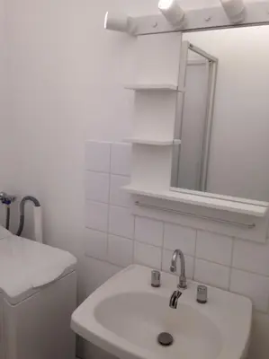 Salle de bains dans l'établissement F2 et JARDINET FACE ET ACCES DIRECT MER