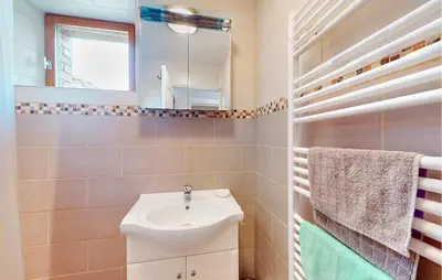 Salle de bains dans l'établissement 2 Bedroom Nice Home In Tournières