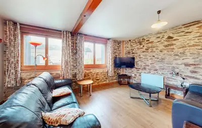 Télévision ou salle de divertissement dans l'établissement 2 Bedroom Nice Home In Tournières