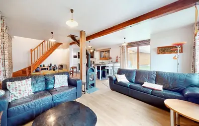 Coin salon dans l'établissement 2 Bedroom Nice Home In Tournières