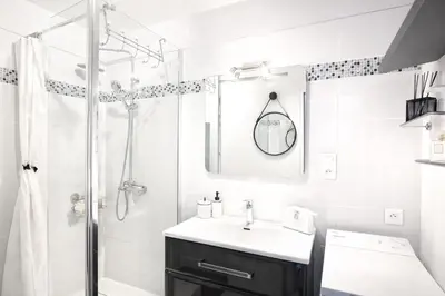 Salle de bains dans l'établissement Les balcons des Ecréhous - Duplex front de mer