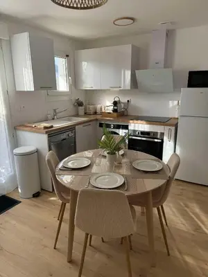 Cuisine ou kitchenette dans l'établissement L'îleau, accès direct plage et jardin