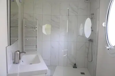Salle de bains dans l'établissement Port Saint Jean - Maison de Designer