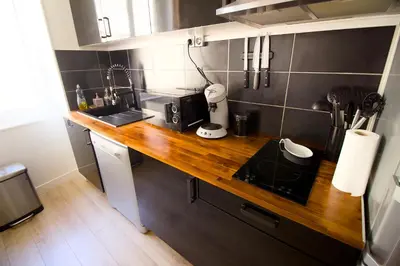 Cuisine ou kitchenette dans l'établissement Triplex Lumineux à Cherbourg, hyper centre, 2 pas du Port & Vie Nocturne, Intendance Luxury Host